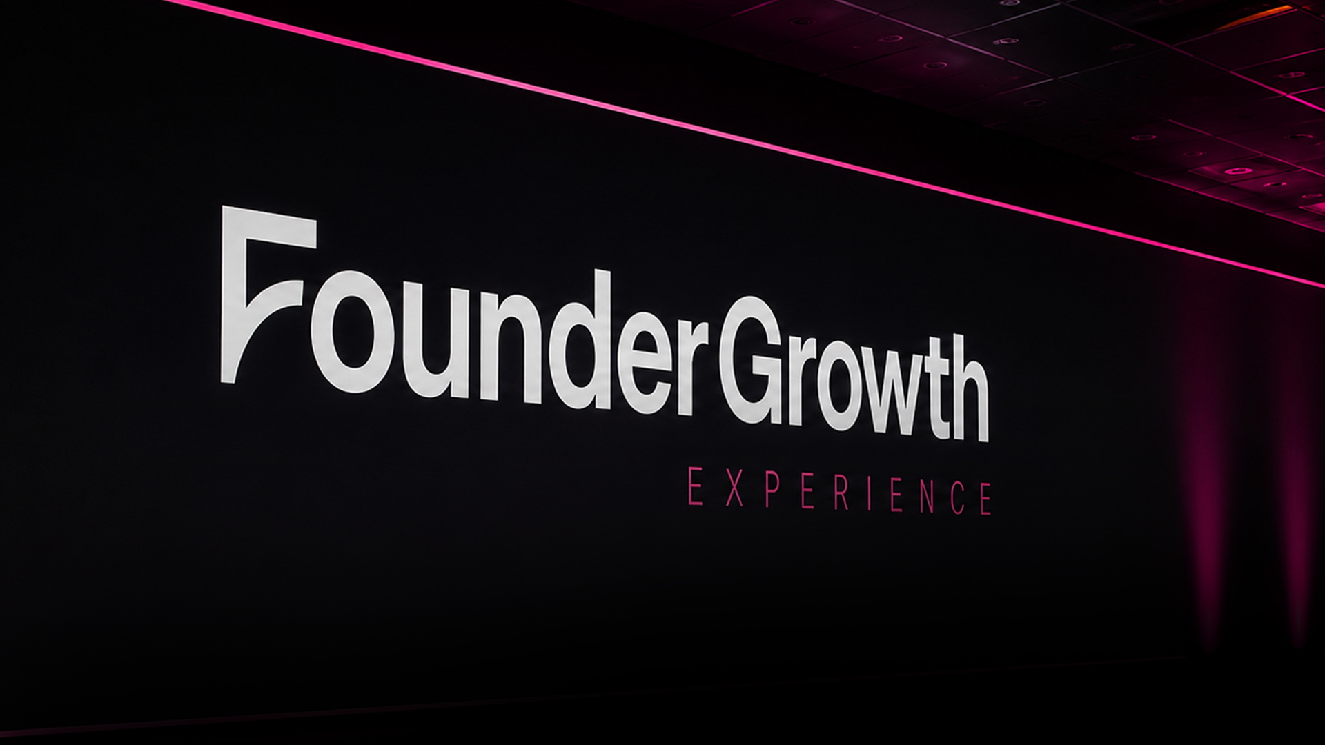 Painel de LED com a marca Founder Growth Experience no palco